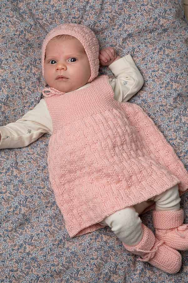 2028-6 April klänning, mössa och strumpor