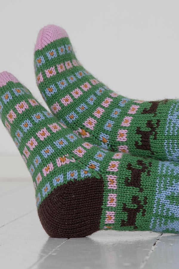 2103-6 Elg i blomstereng sokken