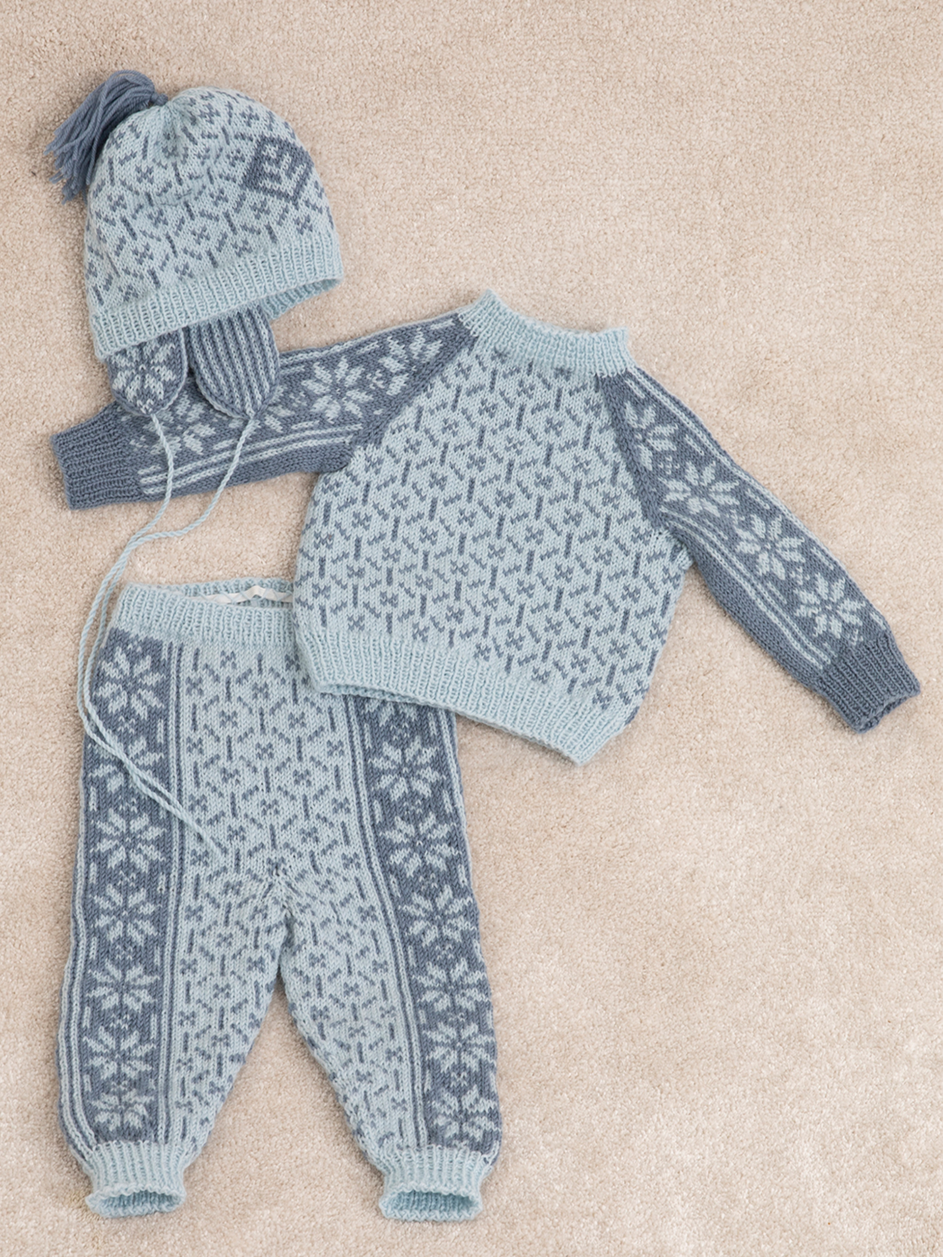 2304-03b Ellinor genser, bukse og lue 