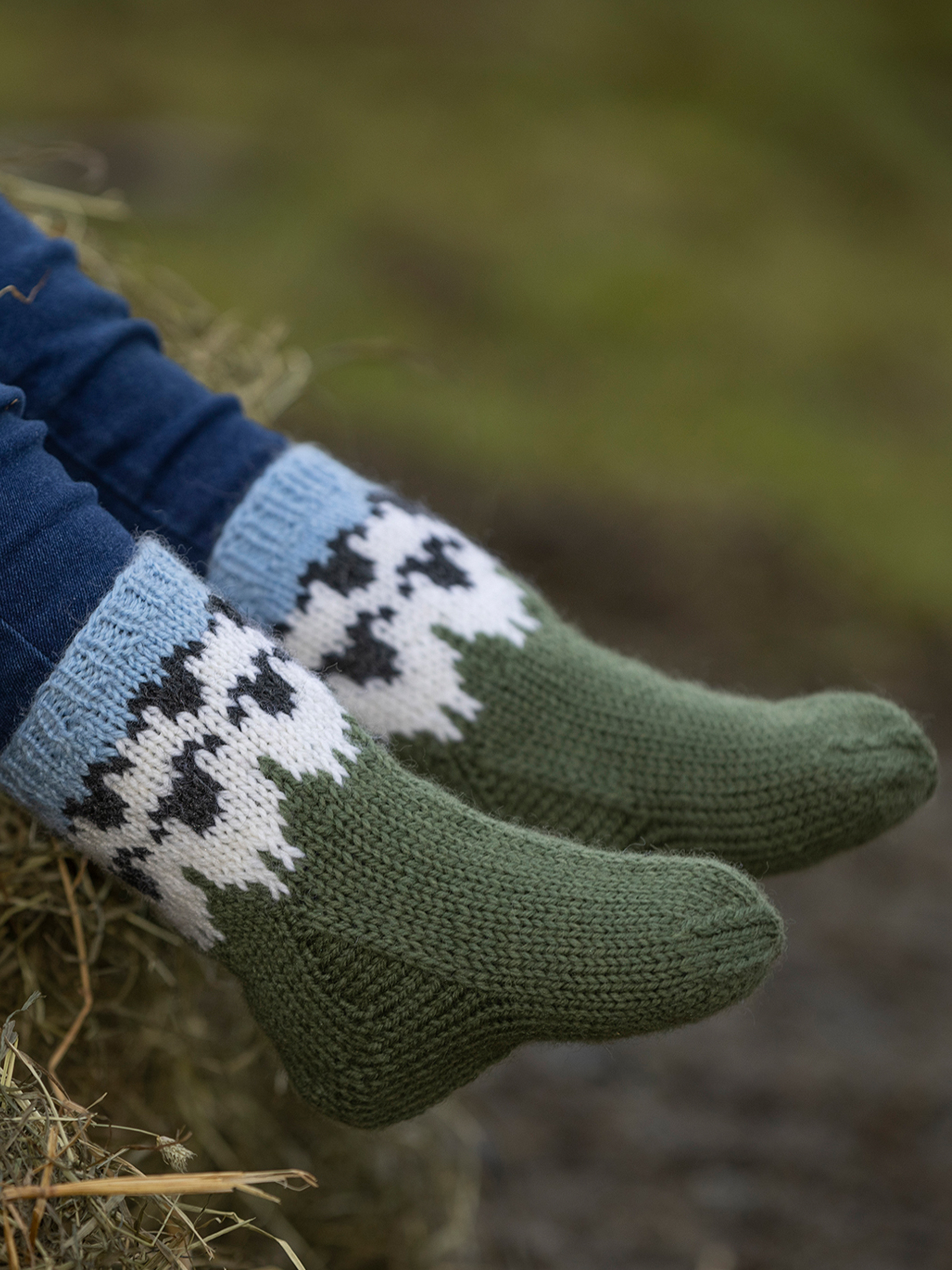 2309-09a Flokken sokken barn