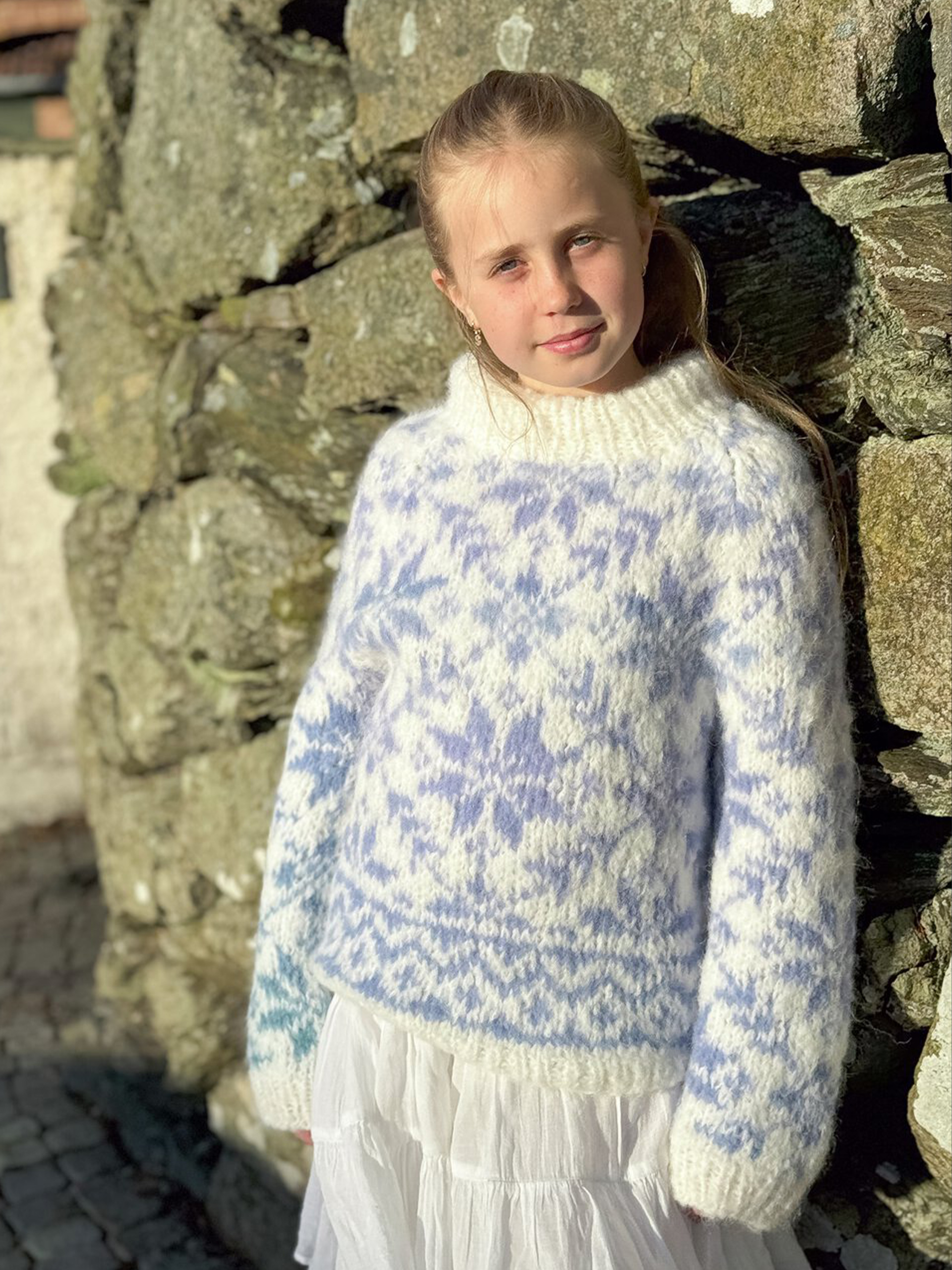 24-30b Carly barntröja (Mohair + Caness) M/ läderlapp