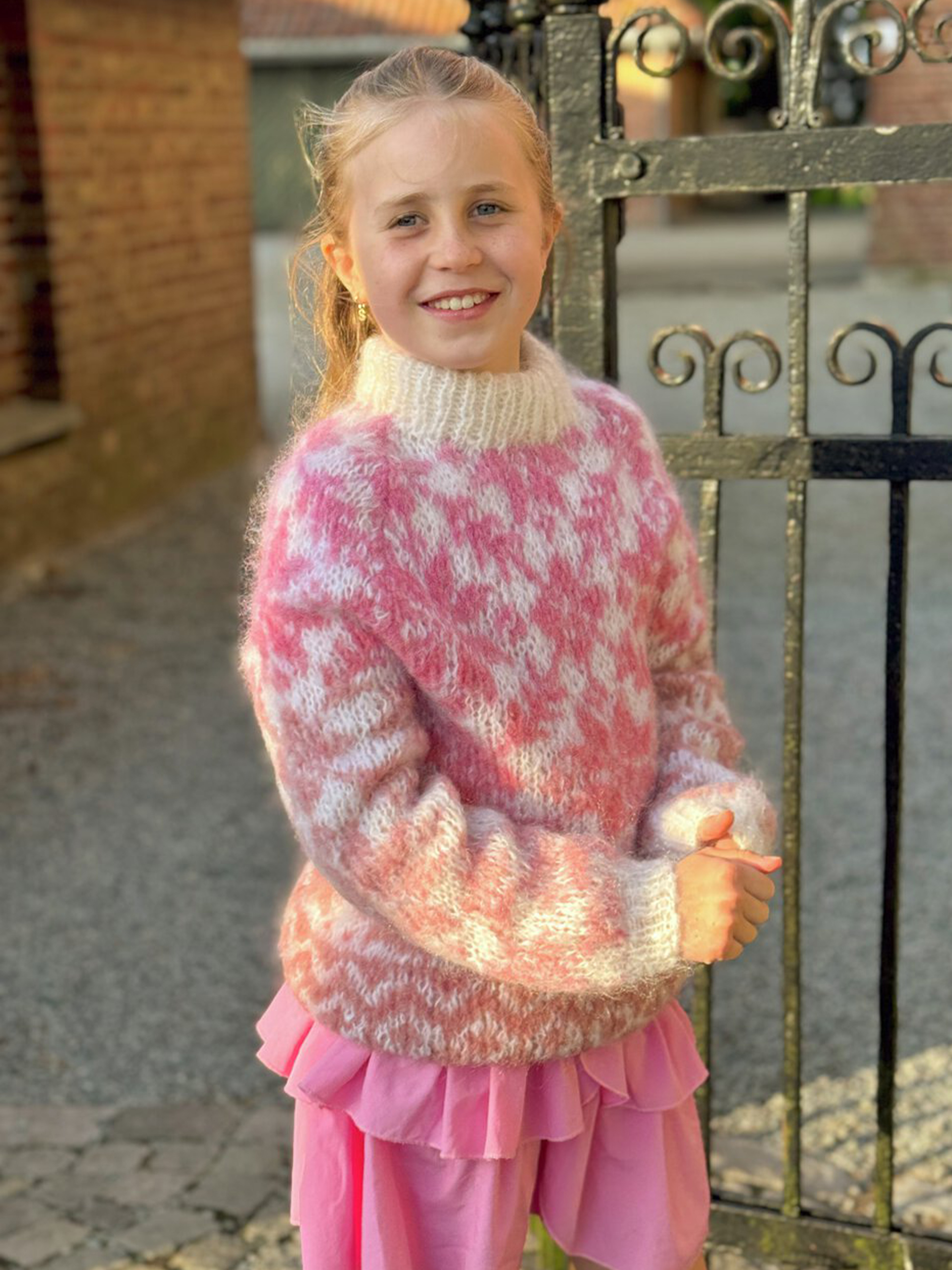 24-32b Carly barntröja (Mohair + Caness) M/ läderlapp