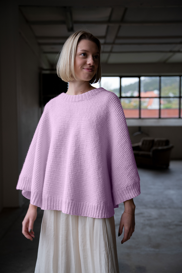 443-19a Florence poncho och halstub ljus lavendel