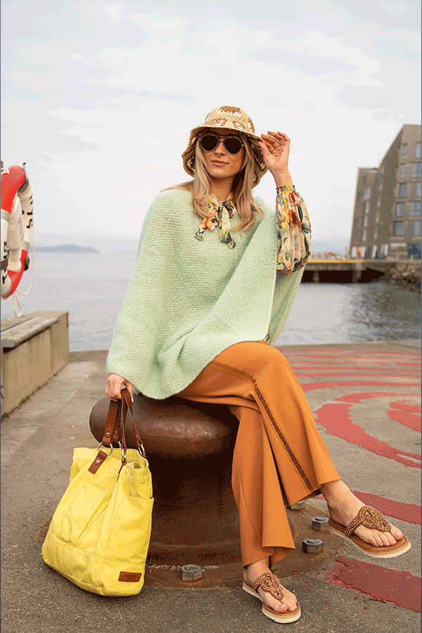 451-17 Giselle poncho 