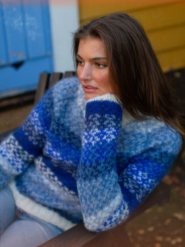 323K-02d AURA tröja