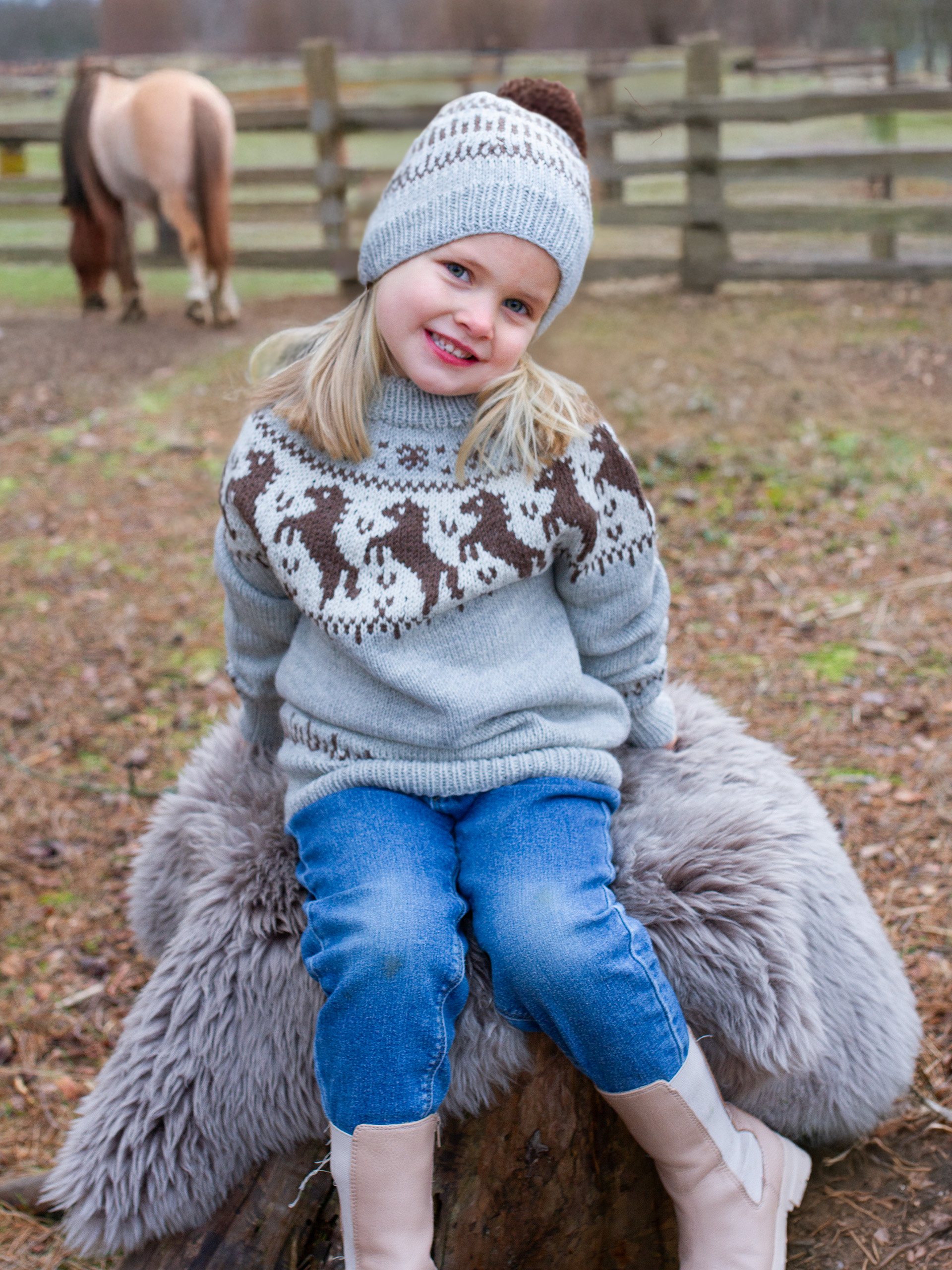 521K-02 BLAKKEN tröja och mössa mini