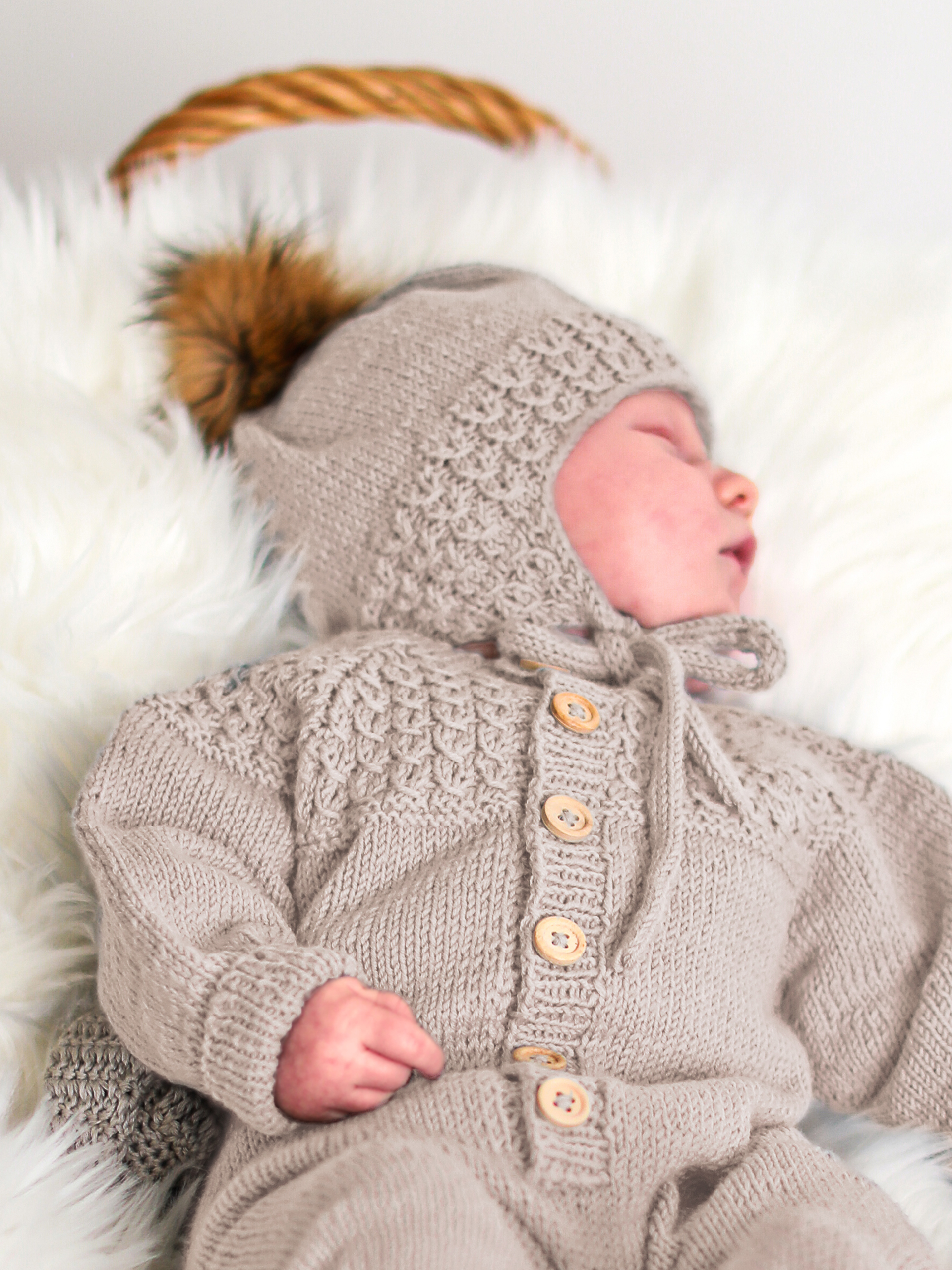 Bysse tofsmössa och sockor beige