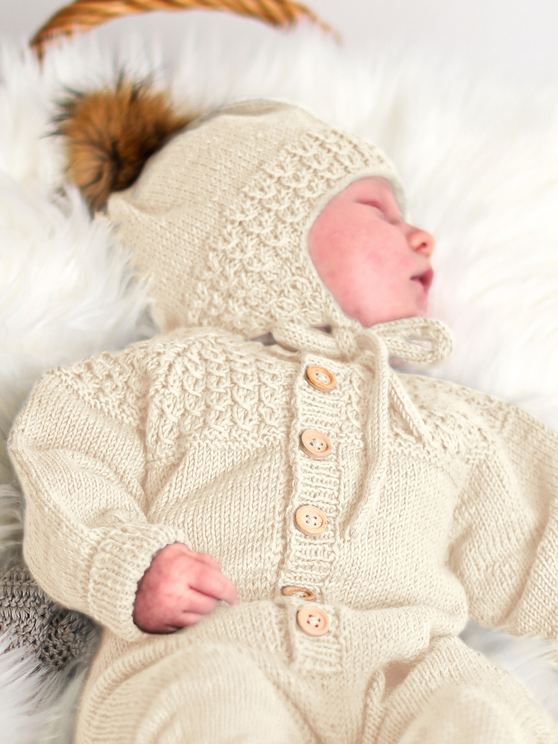 Bysse tofsmössa och sockor natur