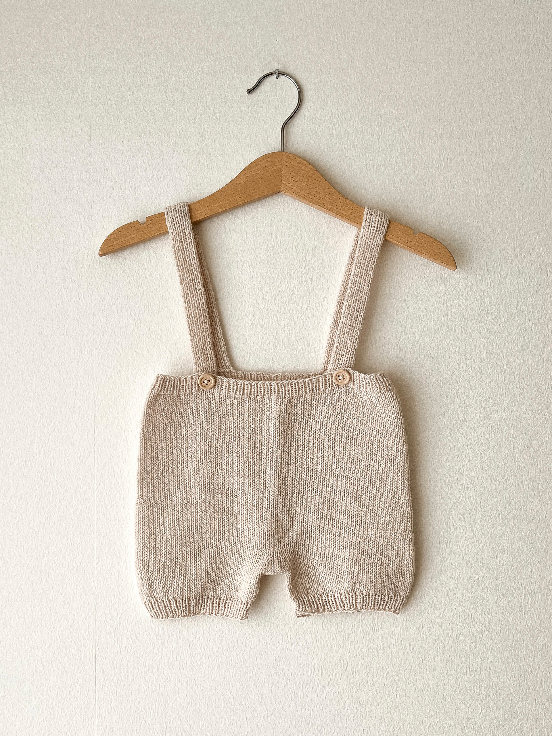 Ett par enkla hängselshorts fog