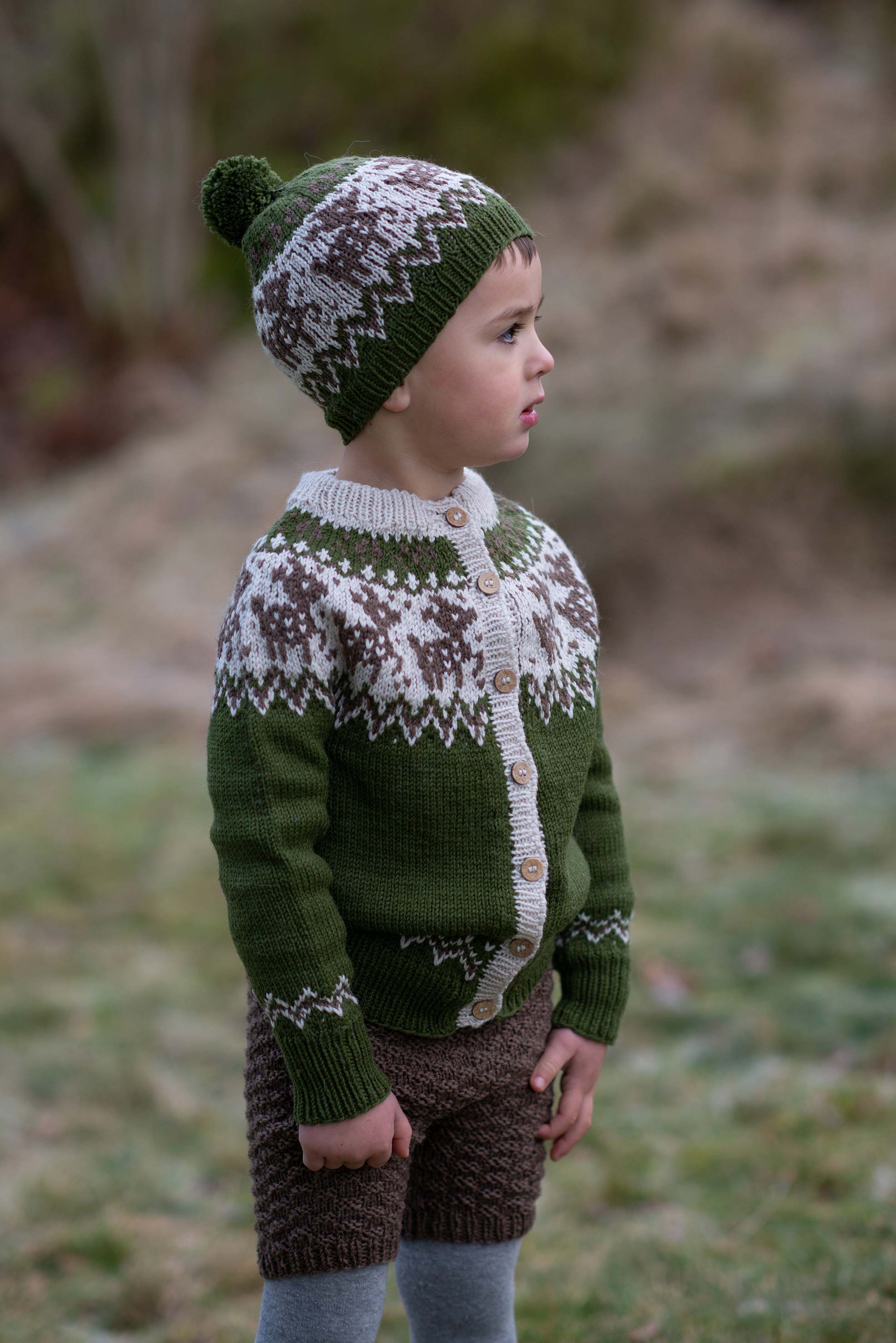 Fauna jacka och mössa mörk oliv