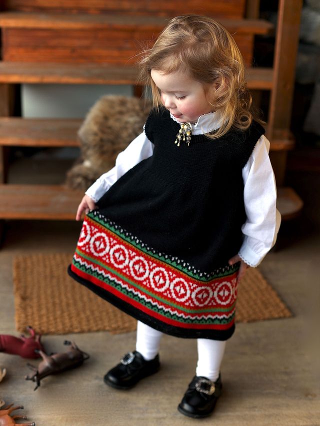 321S-02a GAARD ärmlös festdräkt