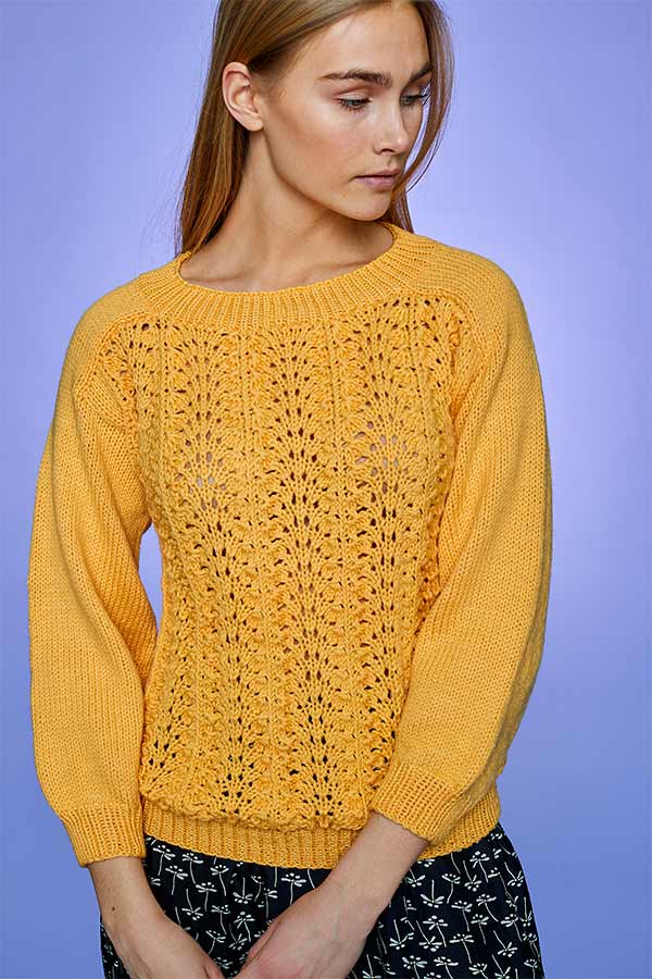 Gul tröja med hålmönster