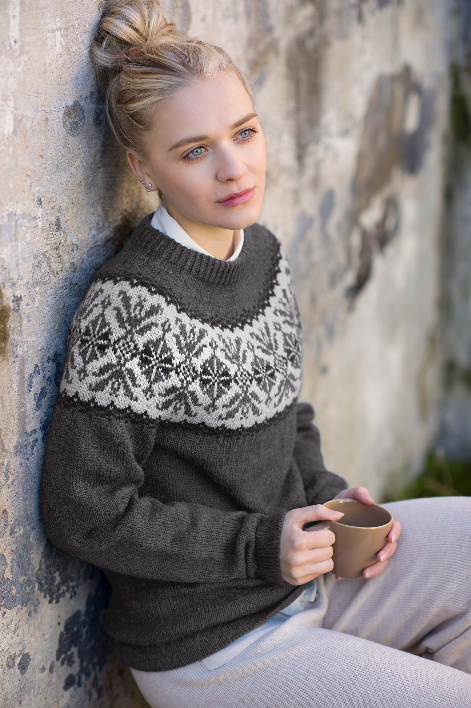 NANNA tröja mörk gråmelerad