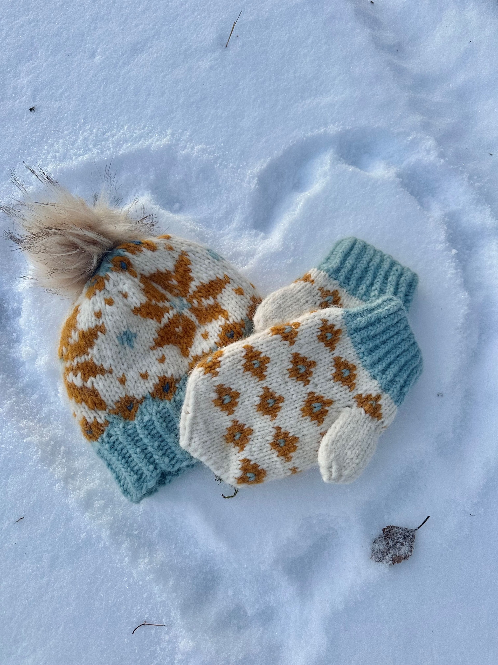 521E-10 Vinterstjärn vantar och mössa från norr