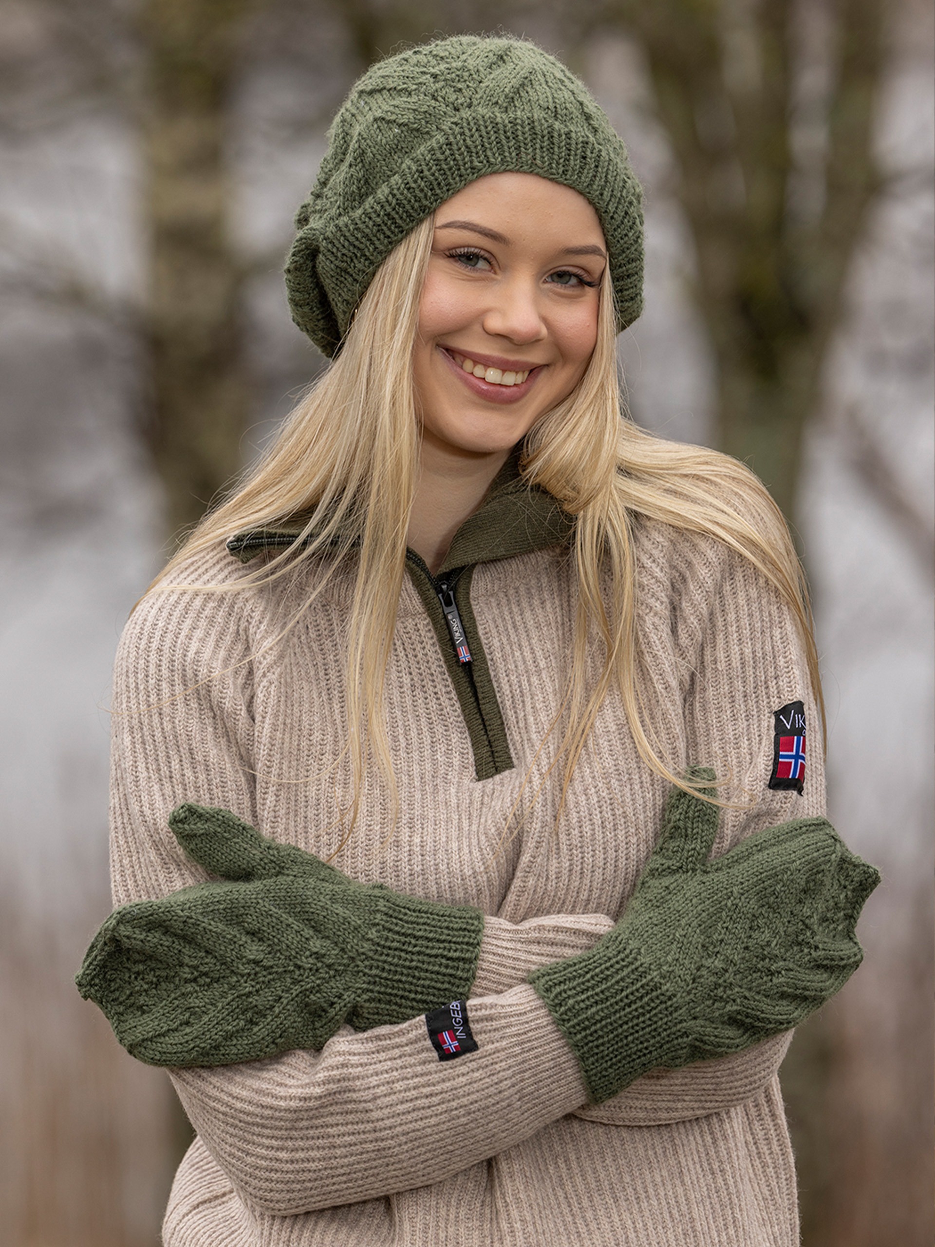 2508-12 Mosedott mössa och vantar